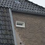 Net boven het (nu verdwenen) buurdak was achter ook plaats voor een raampje
<br/>
Richard Keijzer, 2014-12-18